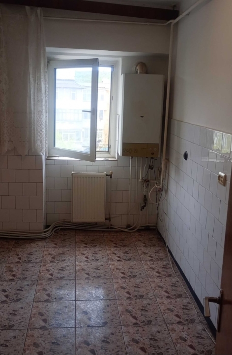 Etaj 4/10 - 2 camere decomandat - bloc pe cadre - liber - Dacia - Bicaz — imagine 1